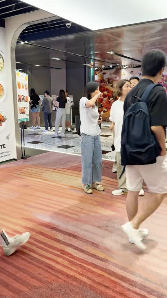 柏安妮在活动场内被网民捕获。